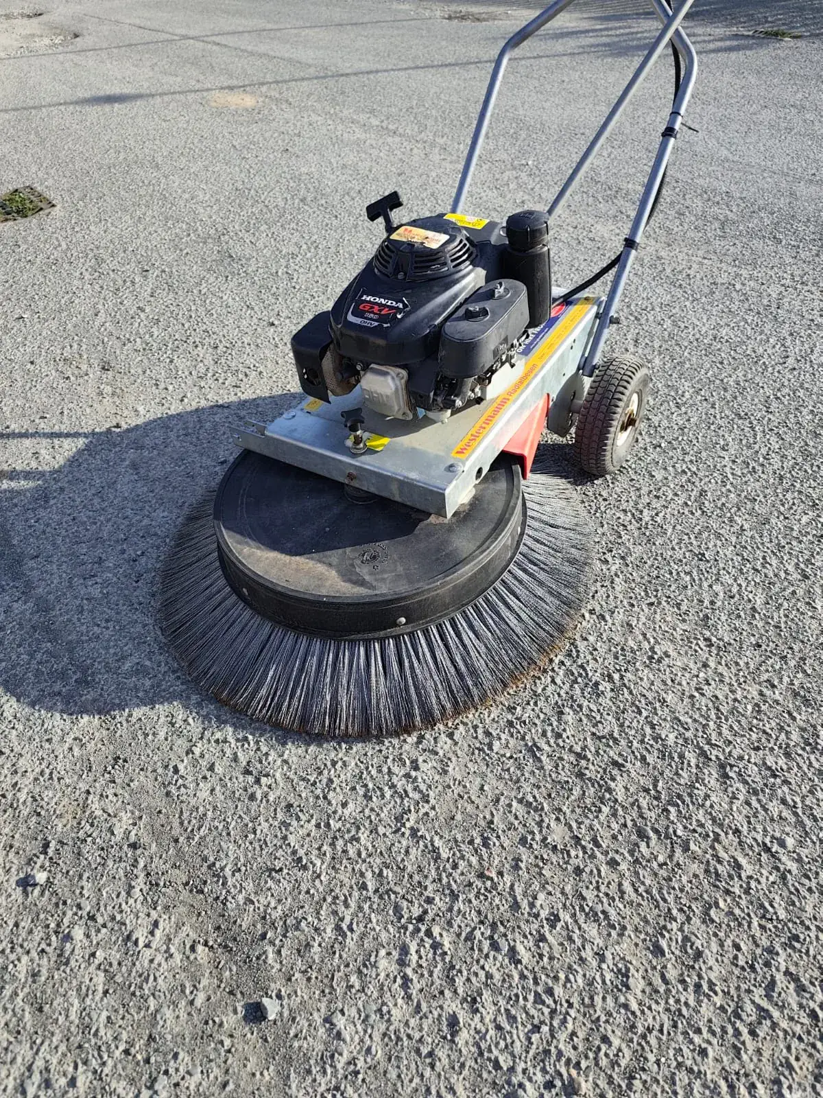 Mechanical lawn moss removal brush machine
